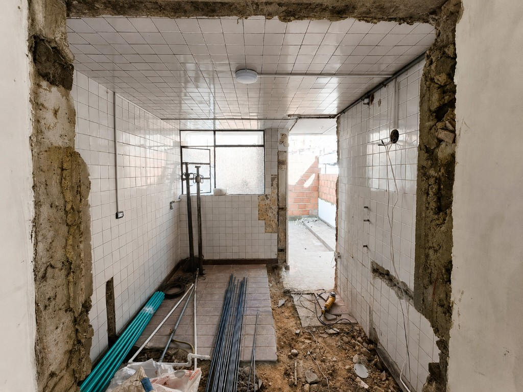 Cocina en demolición durante remodelación, con obra en curso