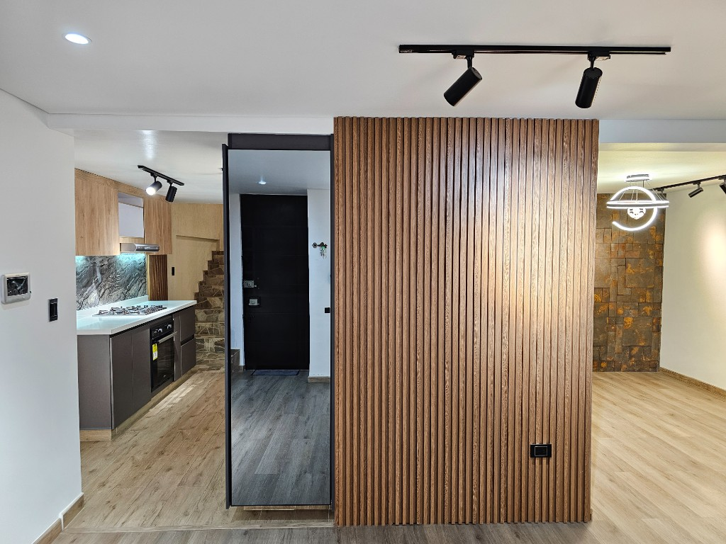 Cocina renovada con acabados modernos, madera y iluminación cálida