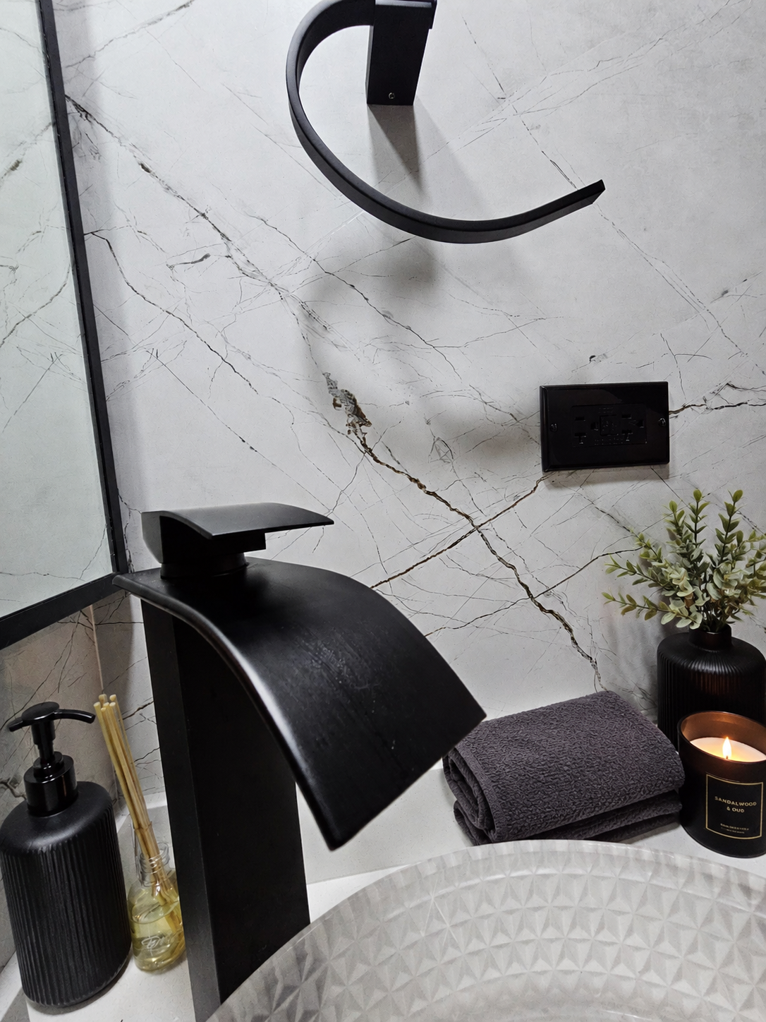 Baño principal — Baño principal con porcelanato de gran…