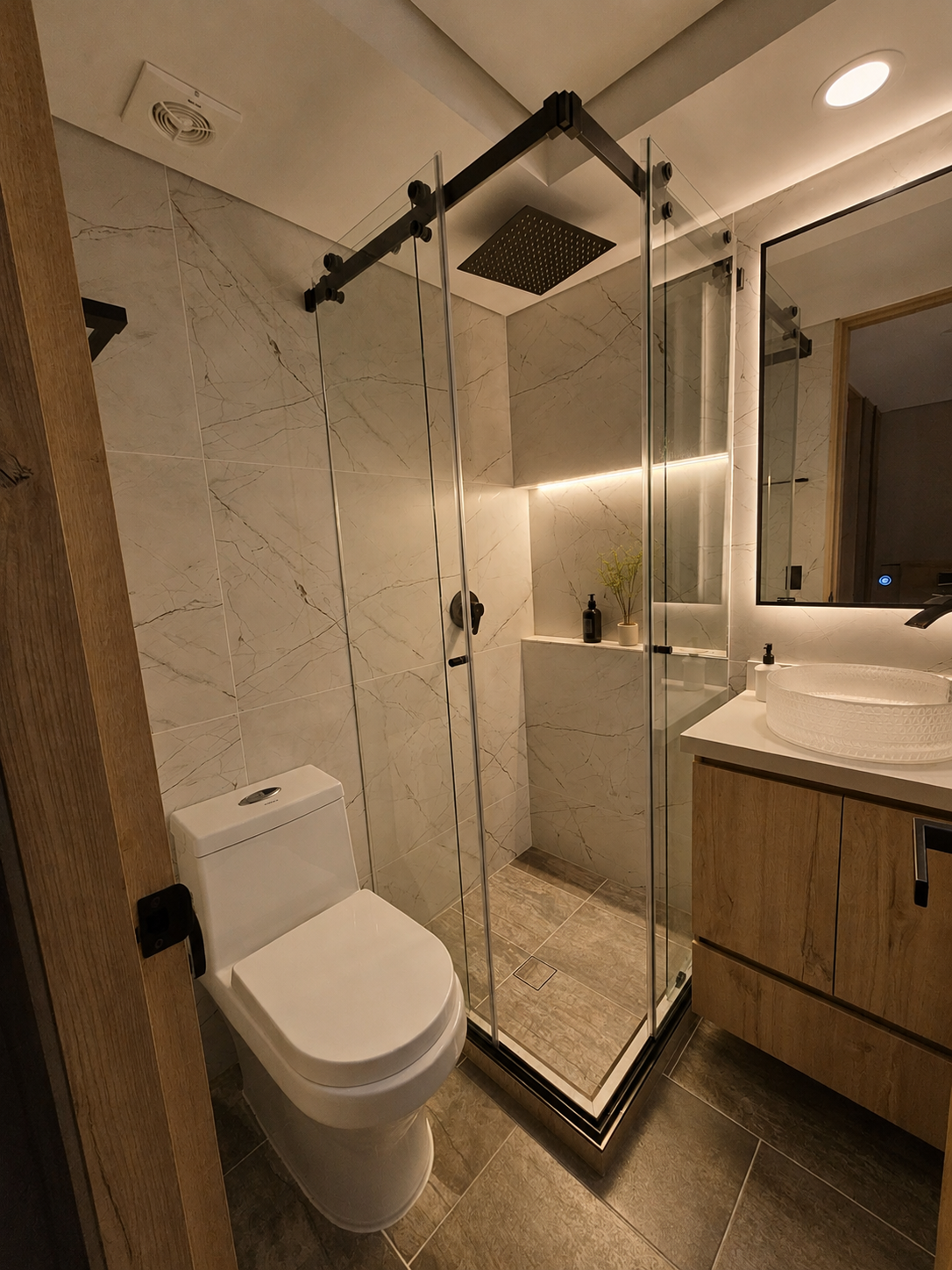 Baño principal — Baño principal con porcelanato de gran…