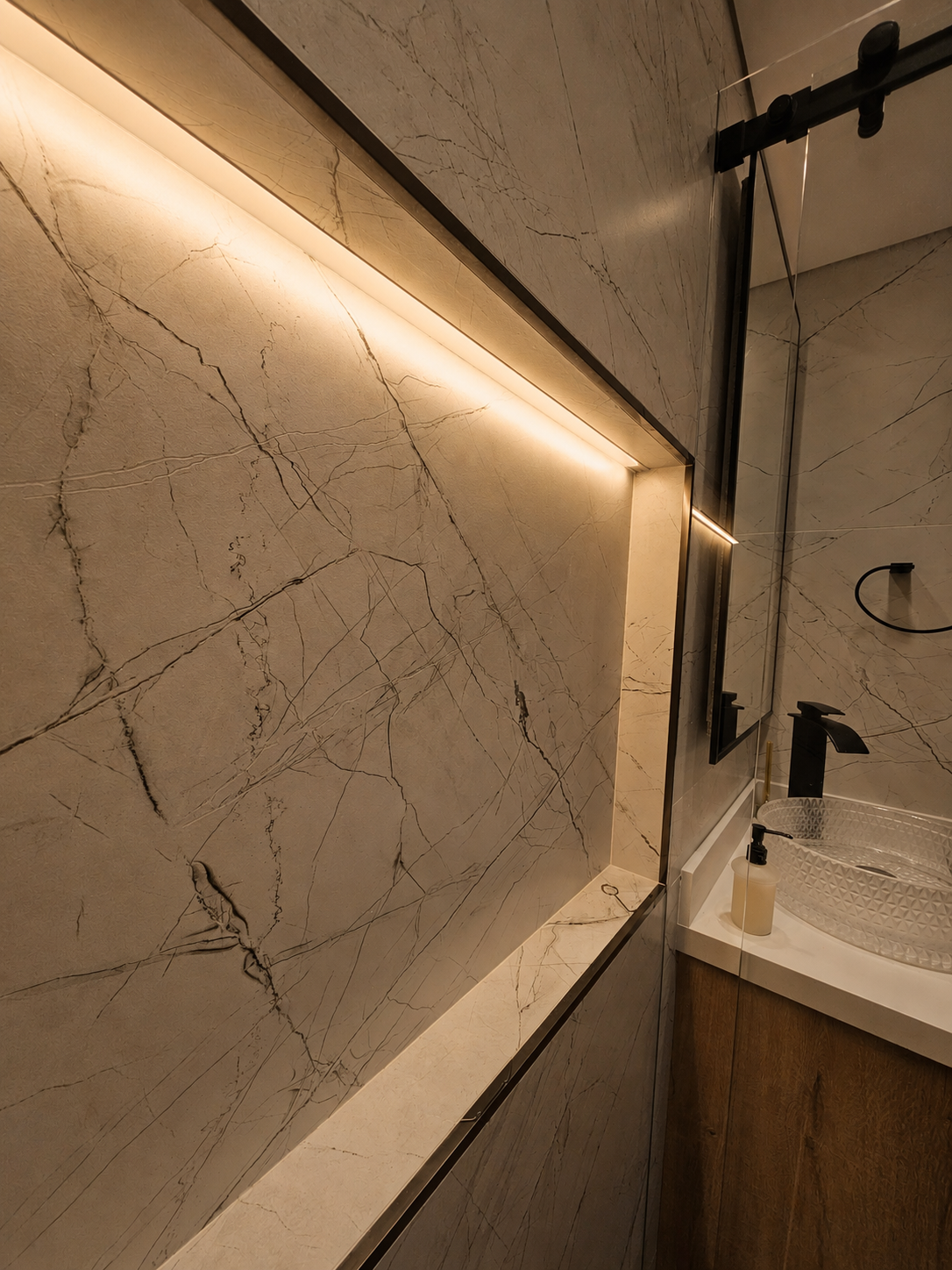 Baño principal — Baño principal con porcelanato de gran formato, división inox…