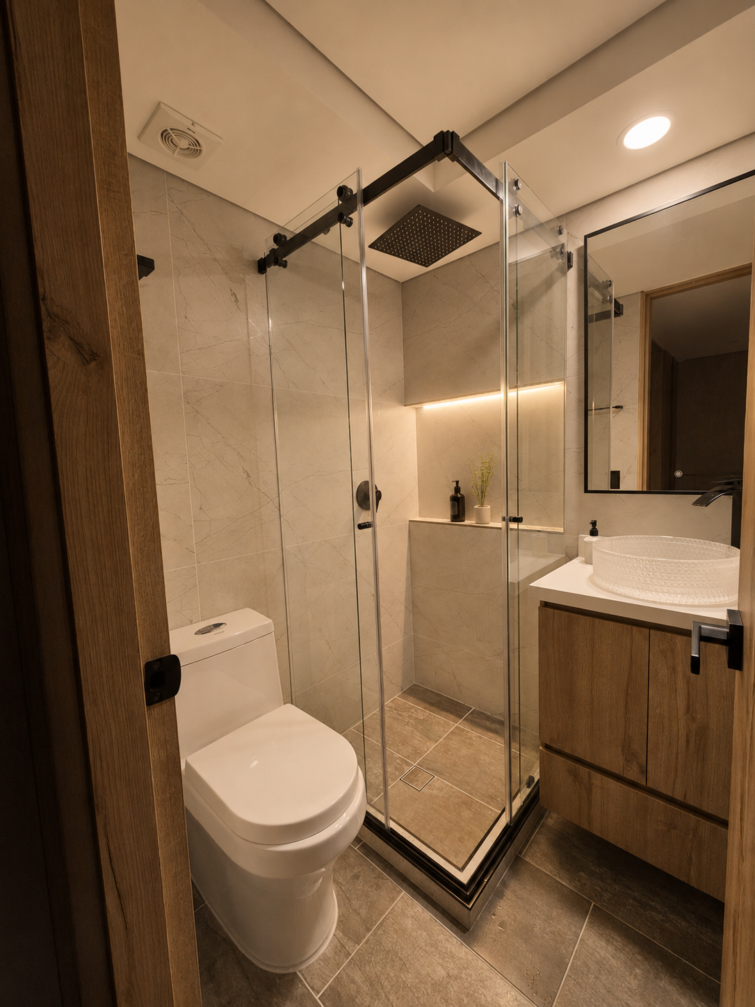 Baño principal — Baño principal con porcelanato de gran formato, división inox…