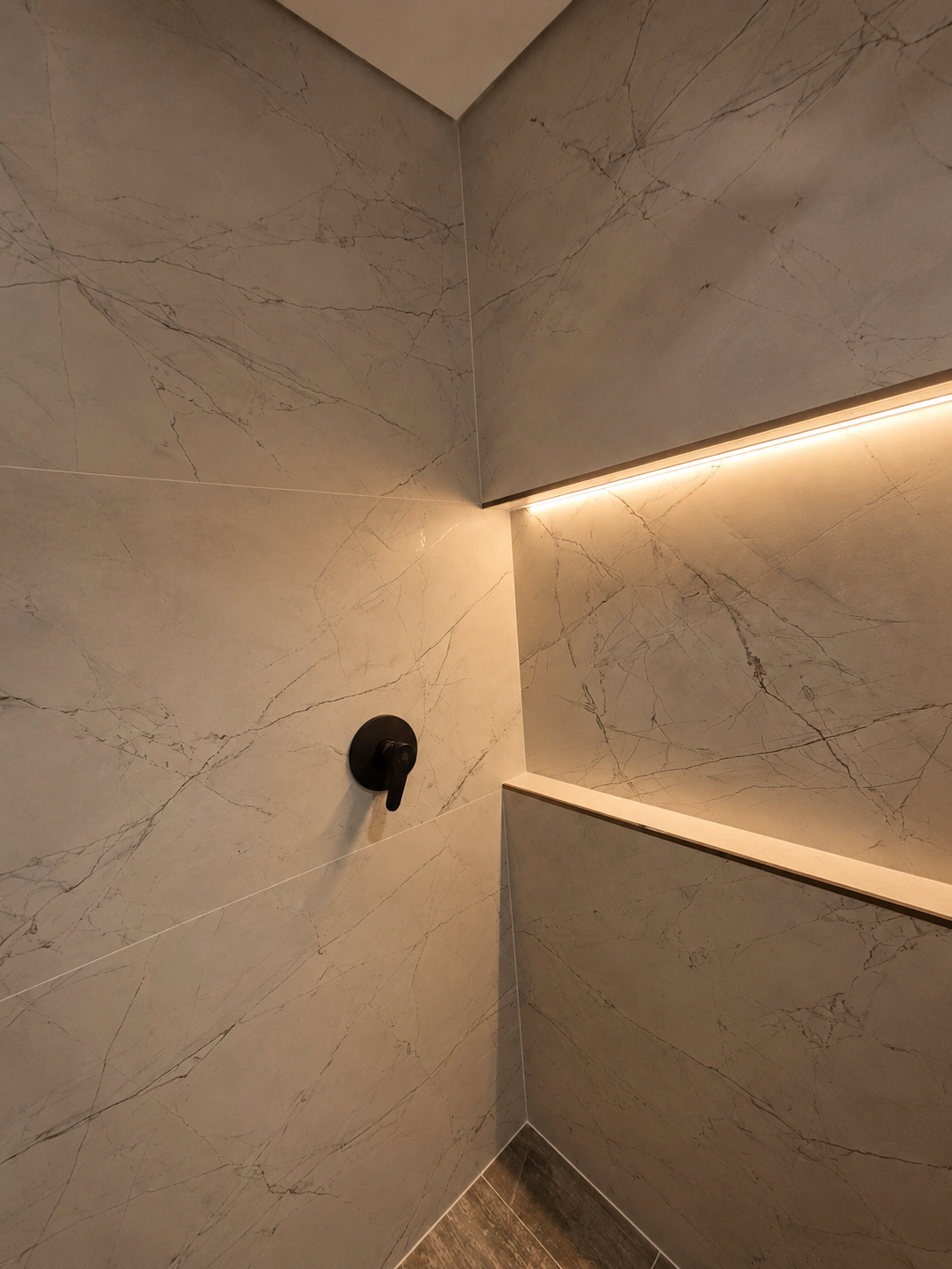 Baño principal — Baño principal con porcelanato de gran…