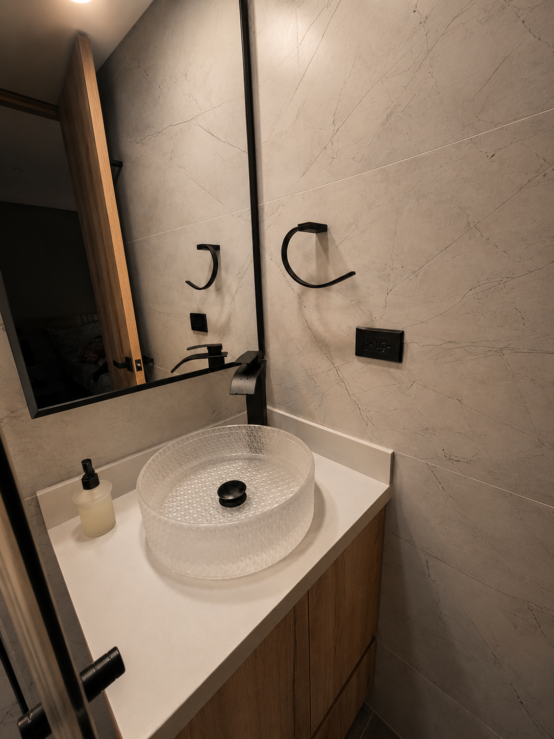 Baño principal — Baño principal con porcelanato de gran…