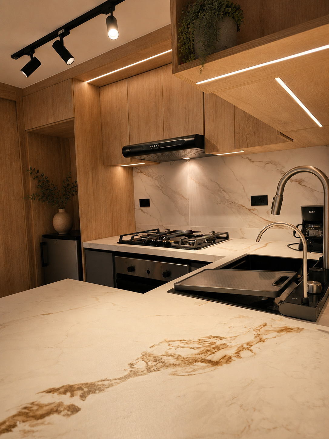 Cocina integral premium — Cocina con carpintería a medida, piedra sinterizada y…