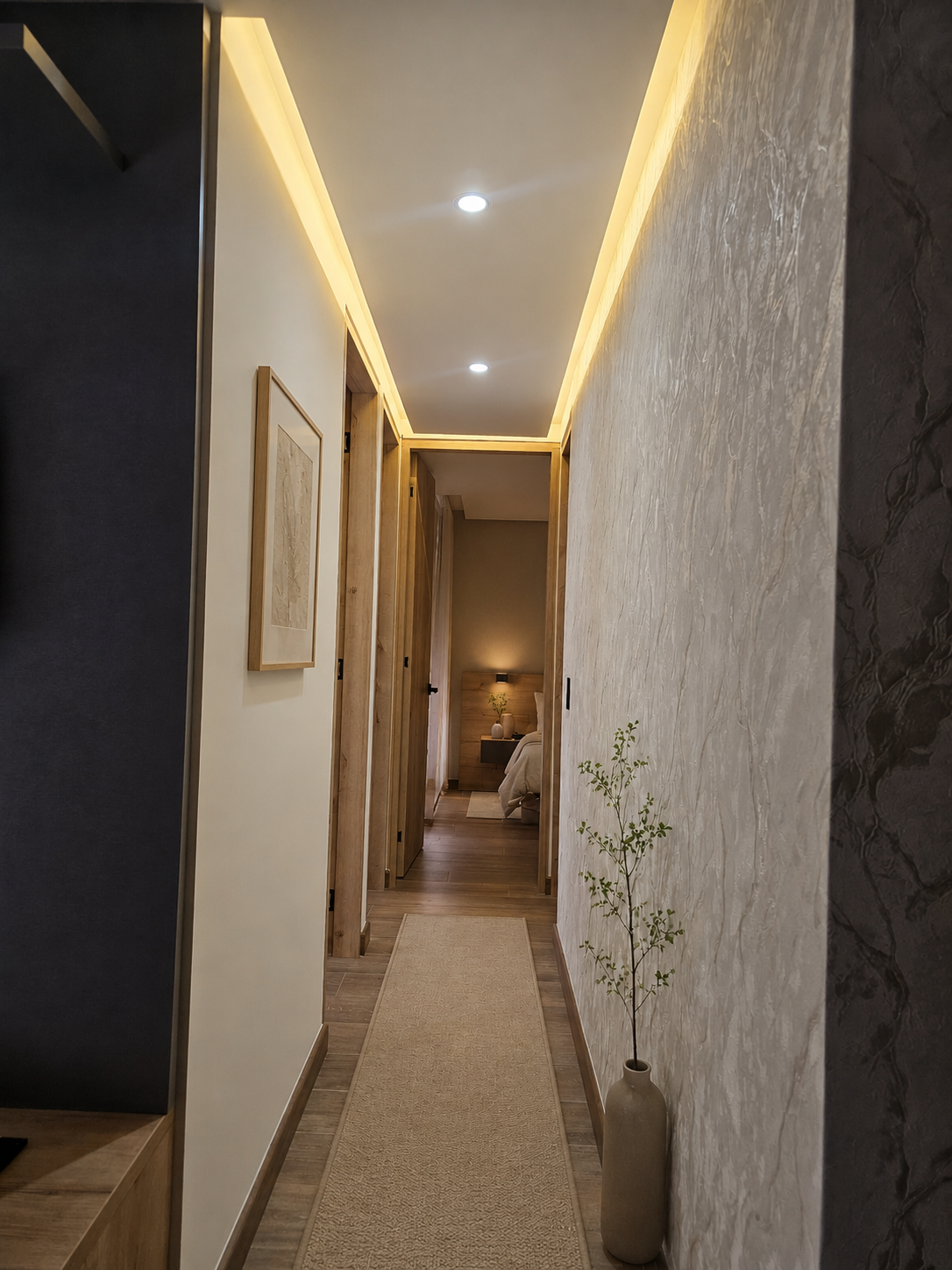 Pasillo y circulación — Circulación interior con continuidad visual y acabados cálidos